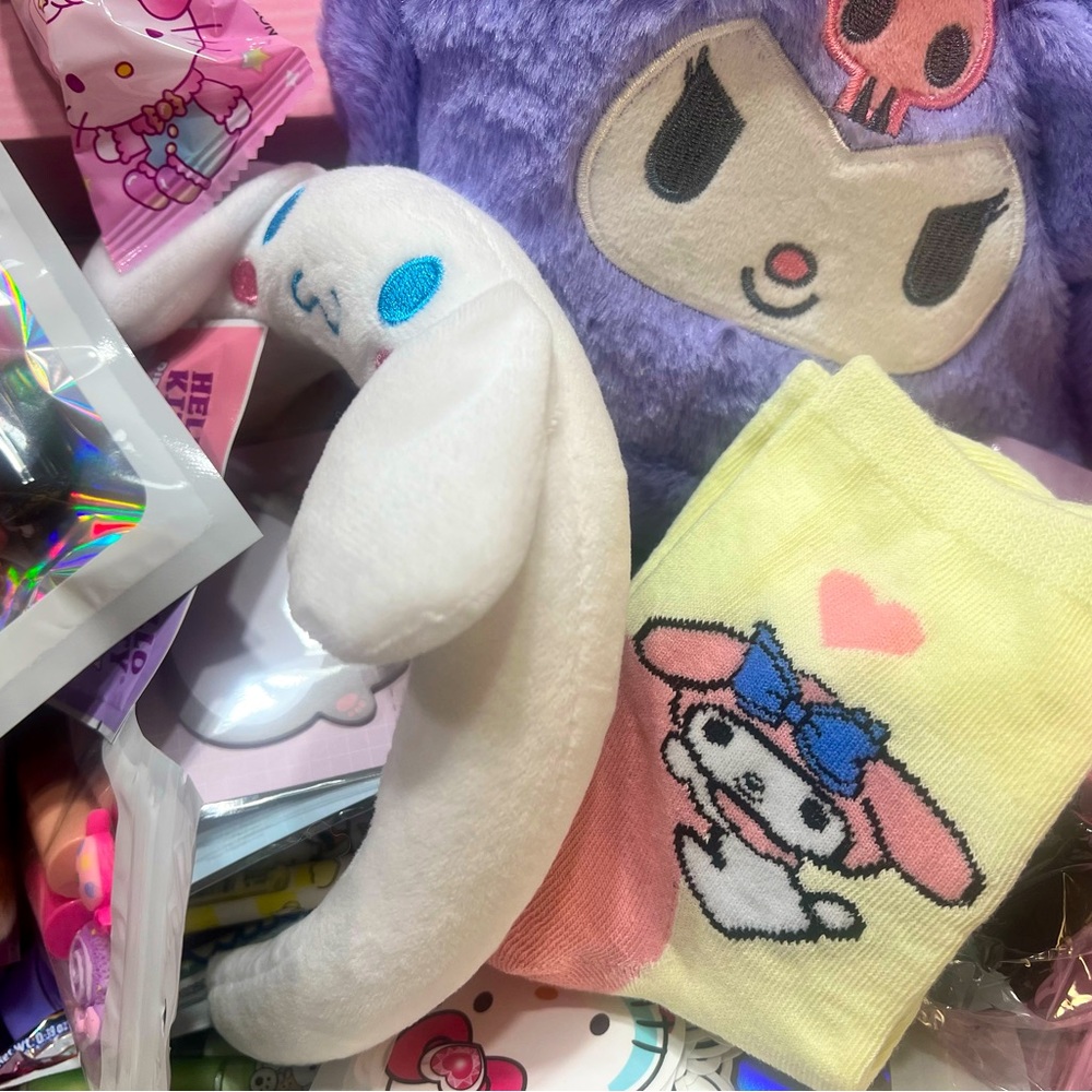 Hello Kitty Sanrio Mystery Box 40+ NEW makeup, pens, bag, notebook, hair acccs - Picture 2 of 6